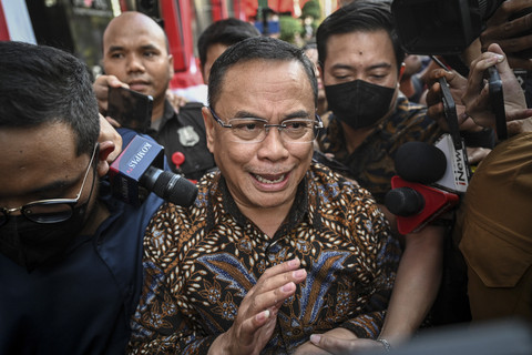 Bupati Pati Sudewo (tengah) berjalan keluar usai menjalani pemeriksaan di Gedung Merah Putih KPK, Jakarta, Rabu (27/8/2025). Foto: Fauzan/ANTARA FOTO