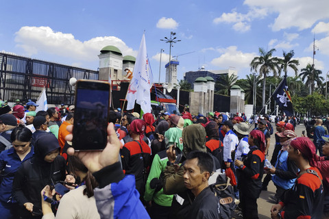 Sejumlah buruh yang tergabung dalam KSPI tiba di depan kompleks Parlemen, Jakarta, Kamis (28/8/2025). Foto: Luthfi Humam/kumparan