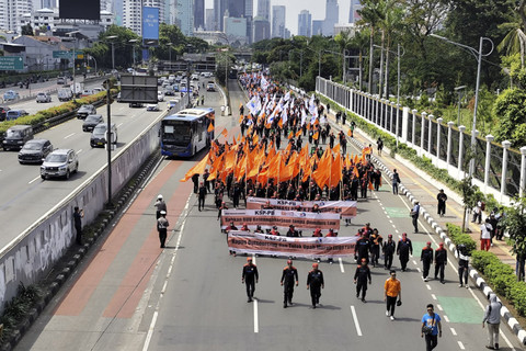 Sejumlah buruh melakukan aksi long march menuju depan kompleks Parlemen di Jalan Gatot Subroto, Jakarta, Kamis (28/8/2025). Foto: Luthfi Humam/kumparan