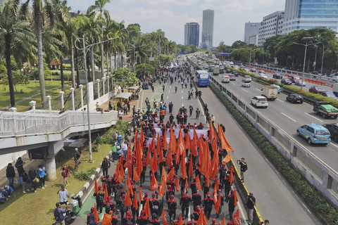Sejumlah buruh melakukan aksi long march menuju depan kompleks Parlemen di Jalan Gatot Subroto, Jakarta, Kamis (28/8/2025). Foto: Luthfi Humam/kumparan