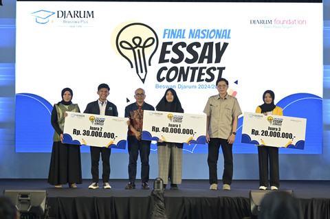 Juara Final Nasional Essay Contest Beswan Djarum 2024/2025 bersama Dewan Juri. Foto: Dok. Djarum