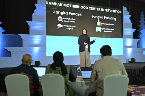 Utin Richa Rinjani, memberikan penjelasan tentang karya esainya di hadapan Dewan Juri. Foto: Dok. Djarum