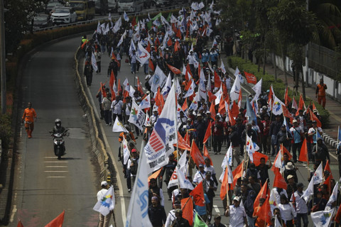 Sejumlah buruh melakukan aksi long march menuju depan kompleks Parlemen di Jalan Gatot Subroto, Jakarta, Kamis (28/8/2025). Foto: Aditia Noviansyah/kumparan