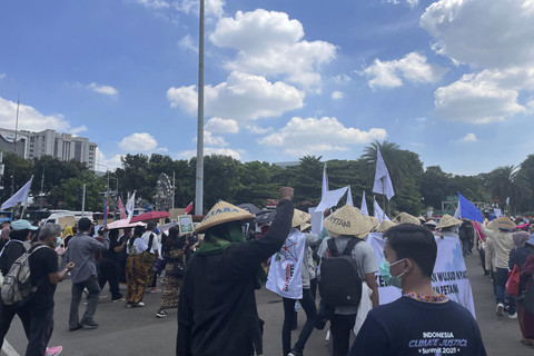 Sejumlah demonstran menyuarakan keadilan iklim di kawasan Patung Kuda, Jakarta,  Kamis (28/8/2025). Foto: Fadhil Pramudya/kumparan