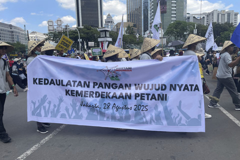 Sejumlah demonstran menyuarakan keadilan iklim di kawasan Patung Kuda, Jakarta,  Kamis (28/8/2025). Foto: Fadhil Pramudya/kumparan