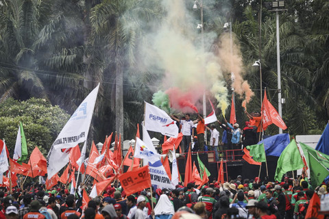 Sejumlah buruh menggelar unjuk rasa di depan kompleks Parlemen, Jakarta, Kamis (28/8/2025). Foto: Aditia Noviansyah/kumparan