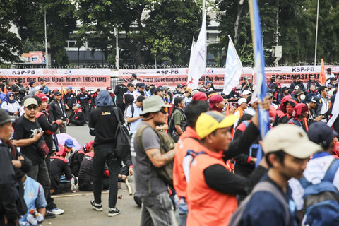 Sejumlah buruh menggelar unjuk rasa di depan kompleks Parlemen, Jakarta, Kamis (28/8/2025). Foto: Aditia Noviansyah/kumparan