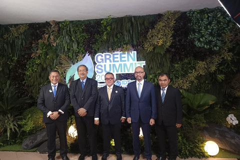 Staf Ahli Menteri Lingkungan Hidup Bidang Kelestarian Sumber Daya Keanekaragaman Hayati dan Sosial Budaya, Noer Adi Wardojo (ketiga dari kiri), dalam acara Green Summit by ID Survey di Jakarta Selatan, Kamis (28/8/2025).  Foto: Muhammad Fhandra Hardiyon/kumparan