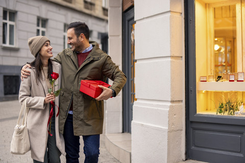 Awalnya love bombing tidak terlihat karena tertutup oleh cinta. Foto: Dorde Krstic/Shutterstock