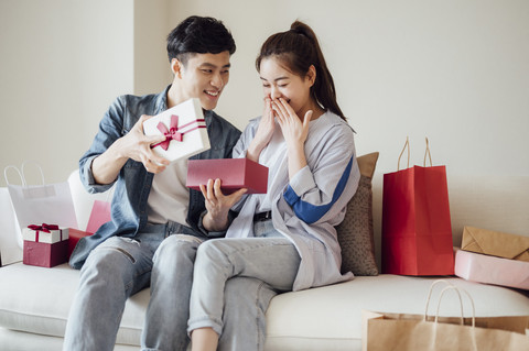 Minta bantuan dari luar jika kamu sedang berada di lingkaran love bombing. Foto: JodieWangss/Shutterstock