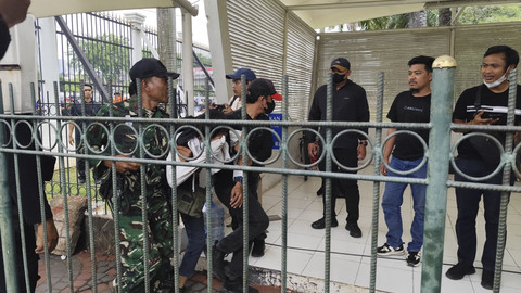 Pemuda diduga copet diamuk massa unjuk rasa buruh di depan DPR pada Kamis (28/8/2025). Foto: Luthfi Humam/kumparan