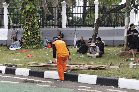 Petugas PPSU mulai membersihkan sampah usai aksi unjuk rasa buruh di depan Gedung DPR Senayan, Kamis (28/8/2025). Foto: Luthfi Humam/kumparan