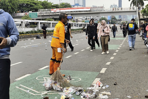 Petugas PPSU mulai membersihkan sampah usai aksi unjuk rasa buruh di depan Gedung DPR Senayan, Kamis (28/8/2025). Foto: Luthfi Humam/kumparan