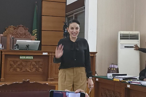 Nikita Mirzani dalam sidang kasus pengancaman dan pemerasan terhadap Reza Gladys, PN Jakarta Selatan, Kamis (28/8/2025). Foto: Giovanni/kumparan