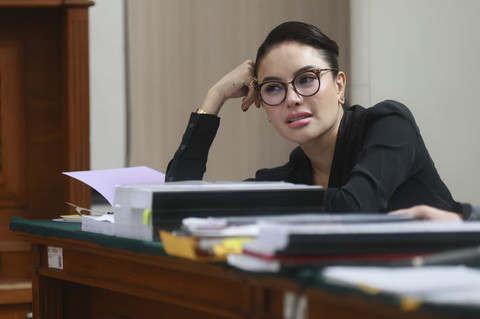 Terdakwa Nikita Mirzani saat menjalani sidang terkait pemerasan dengan agenda mendengarkan keterangan saksi ahli di Pengadilan Negeri Jakarta Selatan, Jakarta, Kamis, (28/8/2025). Foto: Agus Apriyanto
