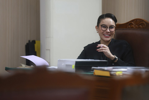 Terdakwa Nikita Mirzani saat menjalani sidang terkait pemerasan dengan agenda mendengarkan keterangan saksi ahli di Pengadilan Negeri Jakarta Selatan, Jakarta, Kamis, (28/8/2025). Foto: Agus Apriyanto
