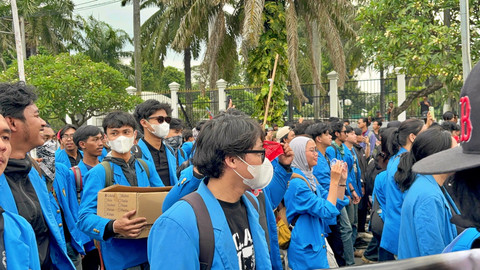 Sejumlah Mahasiswa Universitas Pancasila dan masyarakat sipil datang berdemo di Gedung DPR RI, beberapa di antaranya sambil membawa bambu, Kamis (28/8/2025). Foto: Abid Raihan/kumparan