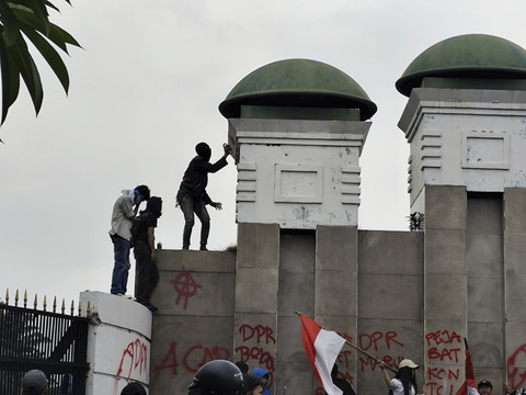 Massa aksi unjuk rasa dari elemen mahasiswa di depan Gedung DPR pada Kamis (28/8/2025). Foto: Luthfi Humam/kumparan