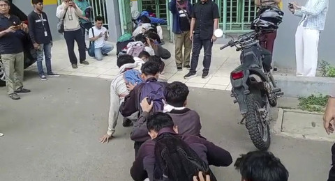 Satu truk siswa hendak ikut demo di DPR RI diamankan Polres Bekasi, Kamis (28/8/2025). Foto: kumparan