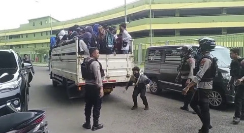 Satu truk siswa hendak ikut demo di DPR RI diamankan Polres Bekasi, Kamis (28/8/2025). Foto: kumparan