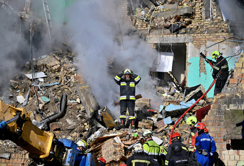 Tim evakuasi melakukan pencarian dan penyelamatan di sekitar sebuah perumahan rusak akibat serangan drone dan rudal skala besar Rusia di Kyiv, Ukraina, Kamis (28/8/2025). Foto: Genya Savilov/AFP
