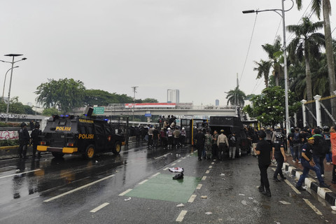 Sejumlah petugas kepolisian membubarkan Demonstran di depan Kompleks Parlemen, Jakarta, Kamis (28/8/2025). Foto: Luthfi Humam/kumparan