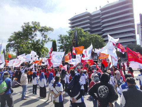 Sejumlah buruh melakukan aksi unjuk rasa di depan kantor Gubernur Jateng, Kamis (28/8/2025). Foto: Intan Alliva Khansa/kumparan