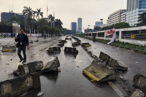 Massa demo merusak separator atau pemisah jalur jalan di depan Gedung DPR/MPR, Jakarta, Kamis (28/8/2025). Foto: Luthfi Humam/kumparan