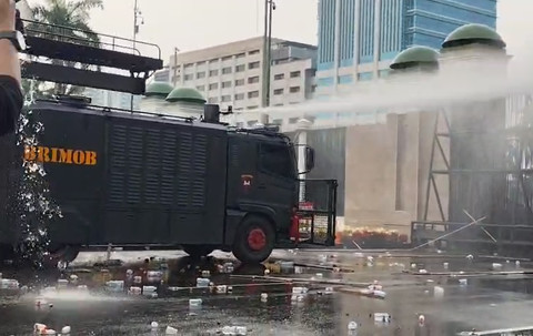 Watercannon Brimob bubarkan massa aksi yang ada di depan Gerbang DPR. dok. Lhutfi Humam/kumparan