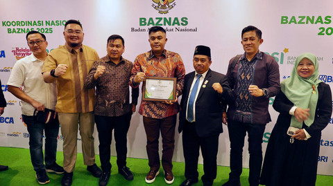 Sekretaris Daerah Kota Palembang, Aprizal Hasyim, dalam menerima penghargaan di ajang Baznas Award 2025/ist.