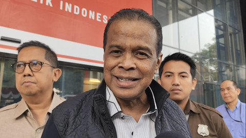 Bos Maktour, Fuad Hasan Masyhur, usai diperiksa di Gedung Merah Putih KPK, Jakarta, Kamis (28/8/2025). Foto: Jonathan Devin/kumparan