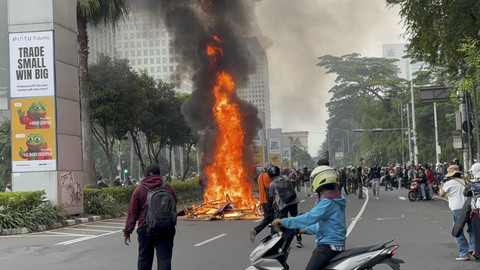 Massa membakar sejumlah barang dari banner hingga barrier plastik di tengah-tengah Jalan... </div>
<div class=