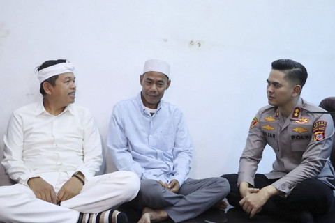 Gubernur Jawa Barat Dedi Mulyadi mendatangi rumah keluarga korban pembunuhan oleh oknum polisi di Desa Rambatan Wetan, Kecamatan Sindang, Kabupaten Indramayu, Kamis (28/8/2025). Foto: Dok. Istimewa
