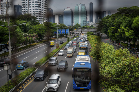Sejumlah mobil terjebak macet di Jalan Tol Dalam Kota, Jakarta, Kamis (28/8/2025). Foto: Bayu Pratama S/ANTARA FOTO