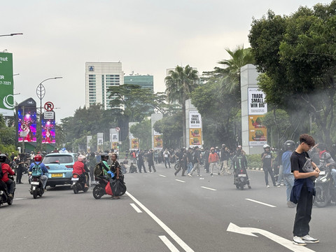 Suasana terkini saat demo rusuh di depan Gedung DPR hingga di Jalan Asia Afrika, Kamis (28/8/2025). Foto: Abid Raihan/kumparan