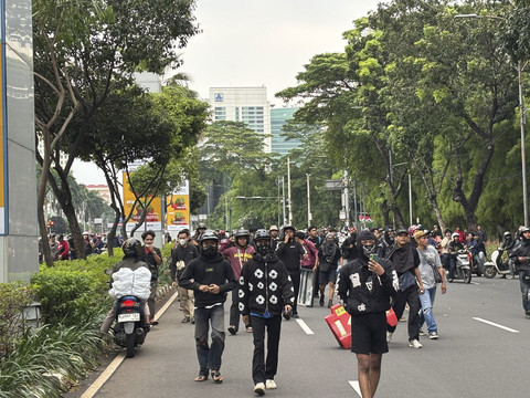 Suasana terkini saat demo rusuh di depan Gedung DPR hingga di Jalan Asia Afrika, Kamis (28/8/2025). Foto: Abid Raihan/kumparan