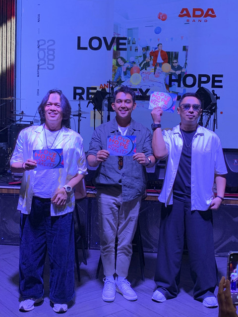 Personel Ada Band, Dika (bass), Naga (vokal), Adhy (drum), dalam perilisan album Love Hope & Reality di Senopati, Jakarta Selatan, Kamis (28/8/2025). Foto: Vincentius Mario/kumparan