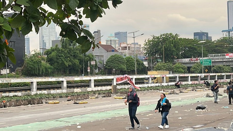 Kendaraan kembali melintasi Tol Dalam Kota usai demo di depan Gedung DPR/MPR, Jakarta, Kamis (28/8/2025). Foto: Haya Syahira/kumparan