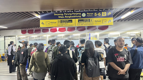 Suasana Stasiun KRL Tanah Abang saat peron 5 dan 6 tak dibuka imbas demo di DPR, Kamis (28/8/2025). Foto: Nasywa Athifah/kumparan