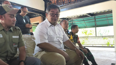 Kepala Badan BKSDA Jabar Agus Arianto (tengah) dan Humas Lembang Park & Zoo, Miftah Setiawan (kiri) dalam konferensi pers macan tutul lepas di Lembang Park & Zoo, Kamis (28/08/2025). Foto: Linda Lestari/kumparan