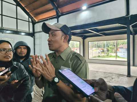 Humas Lembang Park & Zoo Miftah Setiawan saat memberikan konferensi pes, Kamis (28/08). Dok. Linda Lestari/kumparan