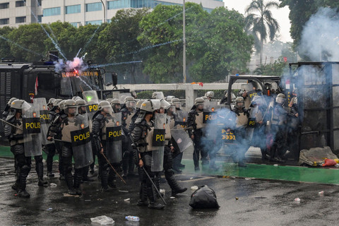 Polisi berjaga saat demo ricuh di depan Gedung DPR/MPR, Jakarta, Kamis (28/8/2025). Foto: Bay Ismoyo/AFP