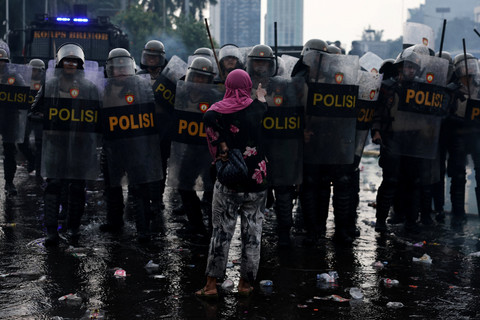 Polisi berjaga saat demo ricuh di depan Gedung DPR/MPR, Jakarta, Kamis (28/8/2025). Foto: Willy Kurniawan/REUTERS
