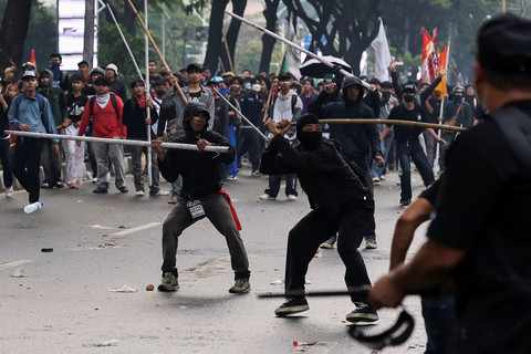 Massa menggunakan bambu saat demo ricuh di Kawasan Senayan, Jakarta, Kamis (28/8/2025). Foto: Willy Kurniawan/REUTERS