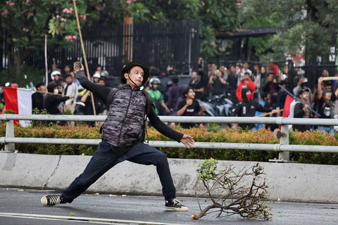 Massa melempar batu ke arah polisi saat demo ricuh di Kawasan Senayan, Jakarta, Kamis (28/8/2025). Foto: Willy Kurniawan/REUTERS