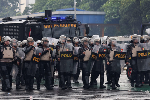 Polisi berjaga saat demo ricuh di depan Gedung DPR/MPR, Jakarta, Kamis (28/8/2025). Foto: Willy Kurniawan/REUTERS