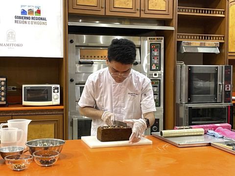 Chef Adi mempersiapkan banana bread with prunes. Foto: Salsha Okta Fairuz/kumparan