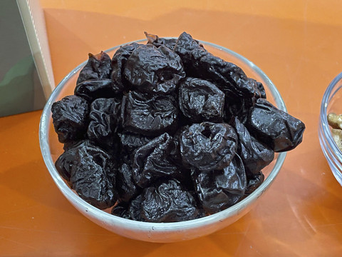 Prune alias buah plum kering dari Chile. Foto: Salsha Okta Fairuz/kumparan