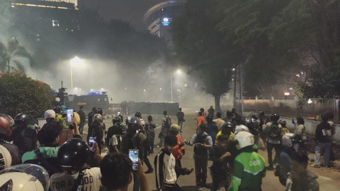 Suasana demo ricuh di KS Tubun, Jakarta, Kamis (28/8/2025). Foto: Rachmadi Rasyad/kumparan