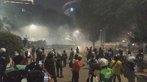 Suasana demo ricuh di KS Tubun, Jakarta, Kamis (28/8/2025). Foto: Rachmadi Rasyad/kumparan